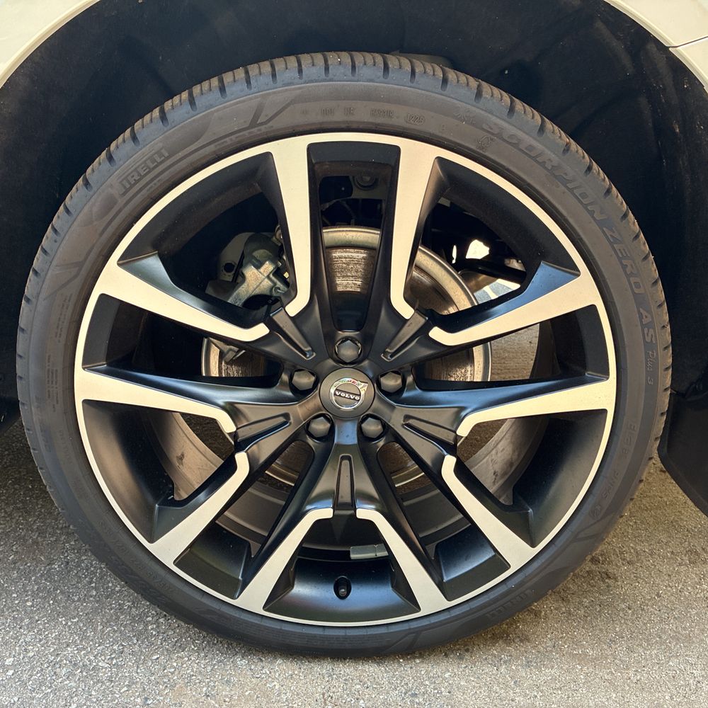 2025 Volvo XC60 T8 - Ultra PHEV