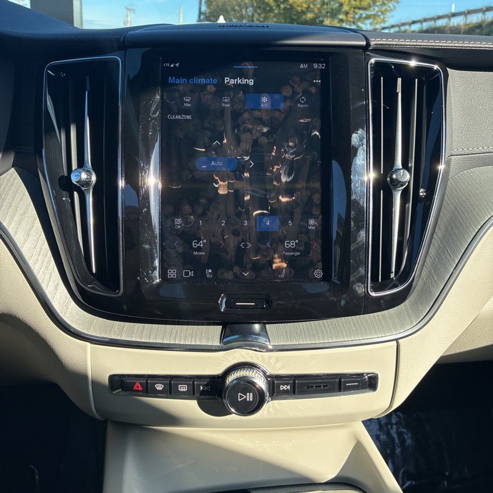 2025 Volvo XC60 T8 - Ultra PHEV