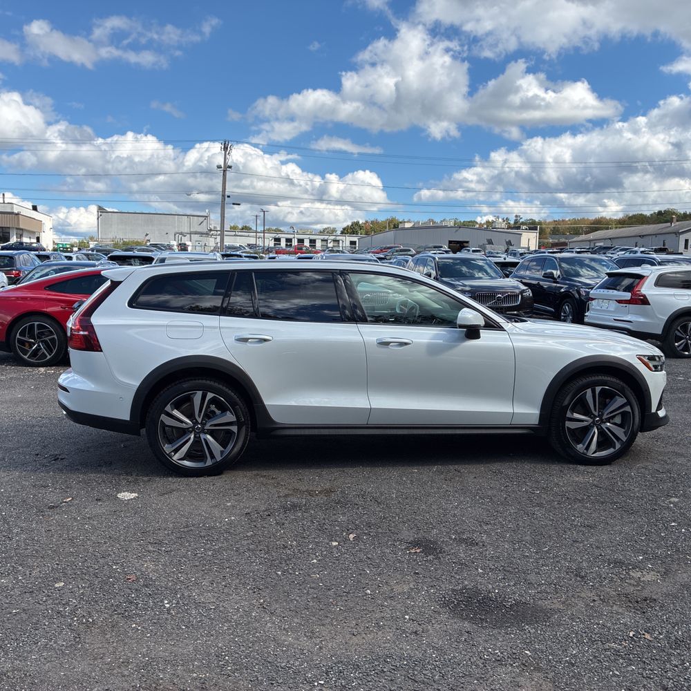 2025 Volvo V60 B5 - Plus CC